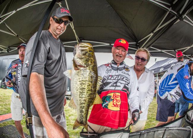 Less than a year after withdrawing from the Tour for health reasons, veteran pro Stacey King made a big return to competition with a 28-1 limit. He's in second place, just 1-13 behind Kenney.